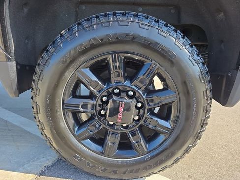 Used 2024 GMC Sierra 2500 AT4 image 34