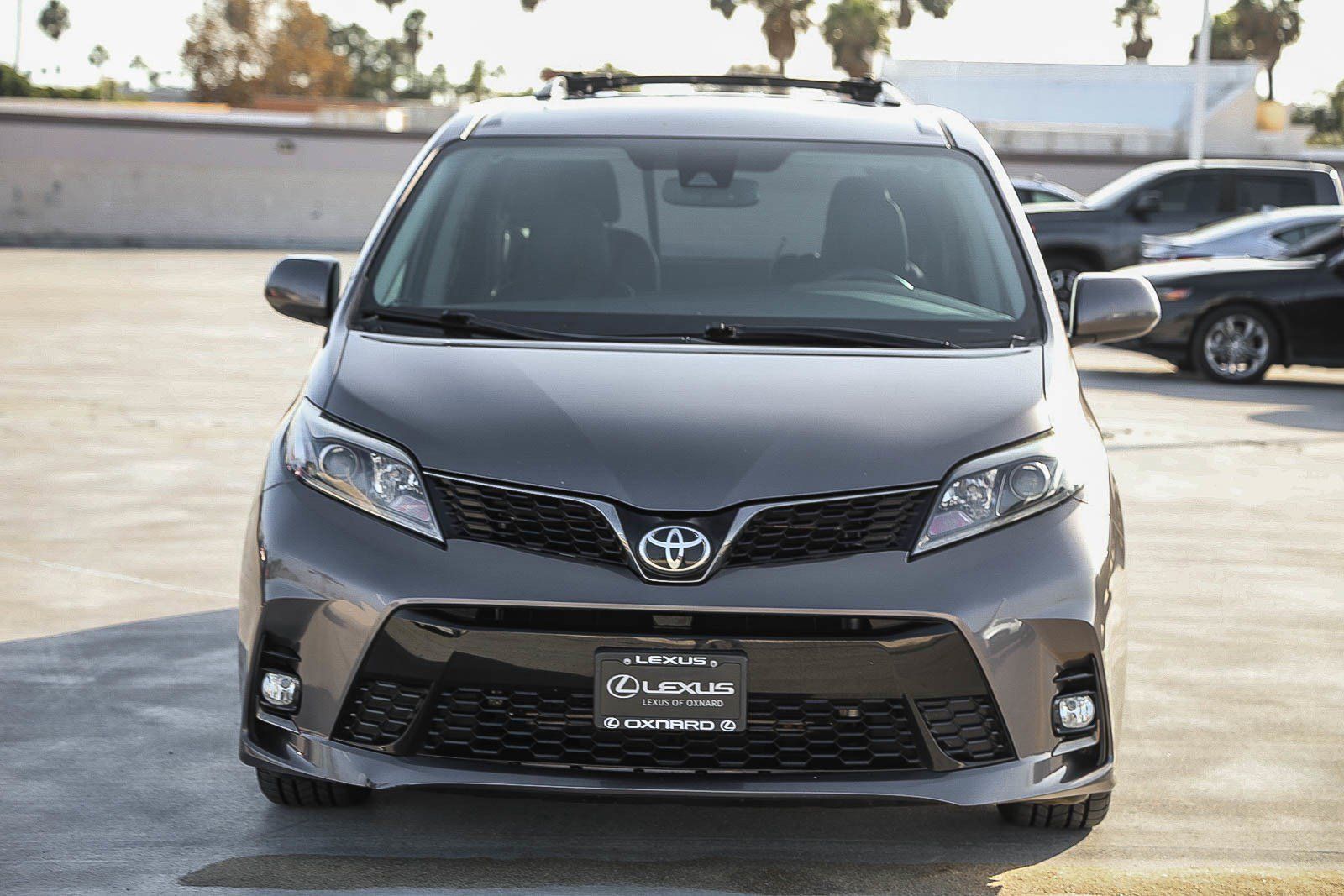 Used 2019 Toyota Sienna SE Premium w/ Carpet Mat Package FWD image 2