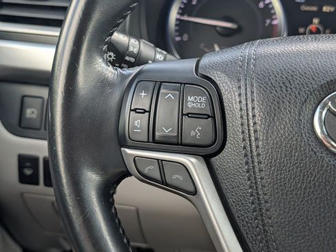 Used 2017 Toyota Highlander XLE AWD/4WD image 29