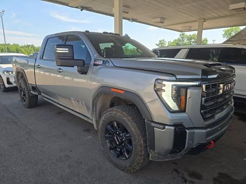 Used 2025 GMC Sierra 2500 AT4 w/ Technology Package AWD/4WD image 3