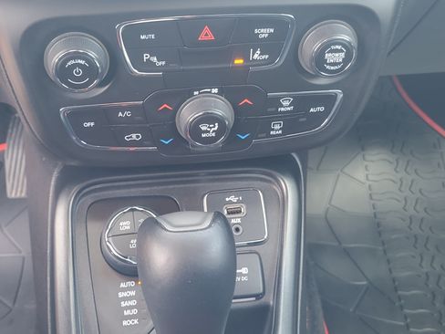 Used 2019 Jeep Compass Trailhawk w/ Leather Interior Group AWD/4WD image 18