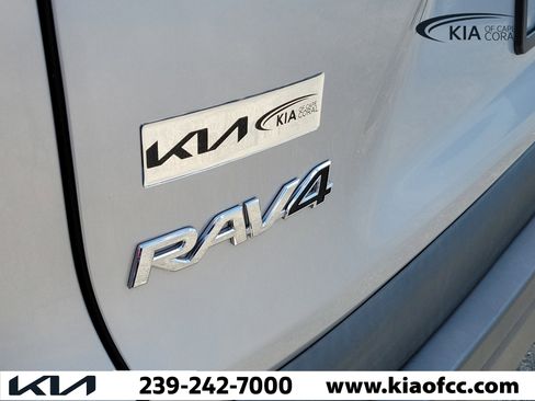 Used 2021 Toyota RAV4 XLE w/ Convenience Package FWD image 11