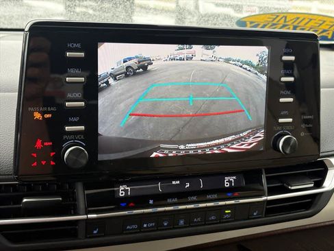 Used 2024 Toyota Sienna XLE FWD image 12