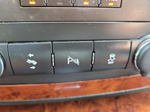 Used 2014 Chevrolet Suburban LTZ RWD image 28