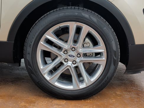 Used 2017 Ford Explorer XLT w/ Equipment Group 202A image 7