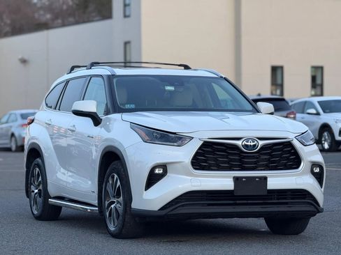 Used 2021 Toyota Highlander XLE image 1