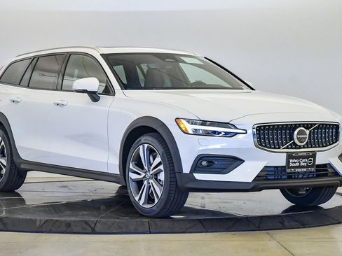 Certified 2026 Volvo V60 B5 Cross Country Plus w/ Climate Package AWD/4WD image 6