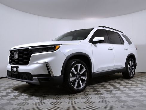 Used 2023 Honda Pilot Touring image 2