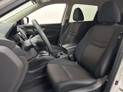 Used 2017 Nissan Rogue SV w/ SV Family Package image 27