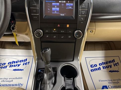 Used 2015 Toyota Camry LE image 17