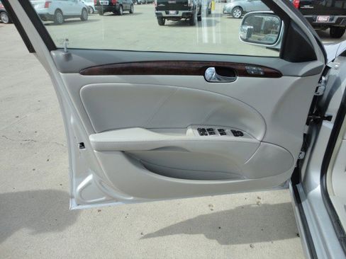 Used 2011 Buick Lucerne CXL image 4