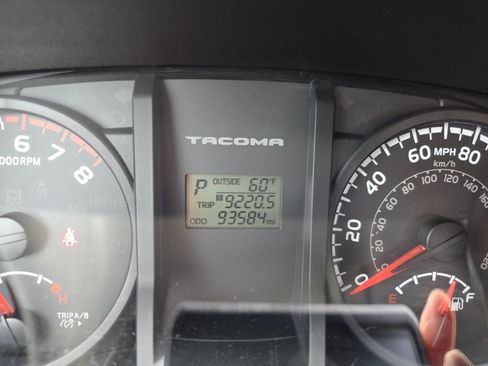 Certified 2016 Toyota Tacoma SR w/ SR Convenience Package image 13