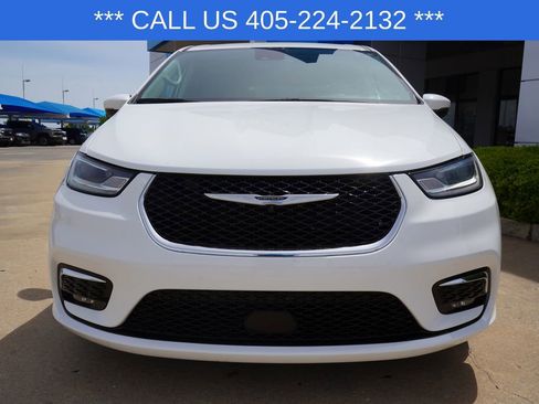 Used 2023 Chrysler Pacifica Touring-L FWD image 3