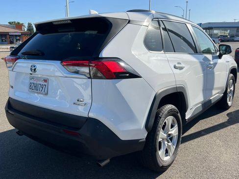 Used 2021 Toyota RAV4 LE AWD/4WD image 4