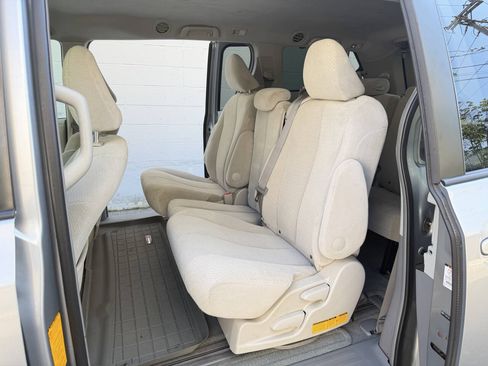 Used 2011 Toyota Sienna LE w/ Towing Pkg FWD image 19