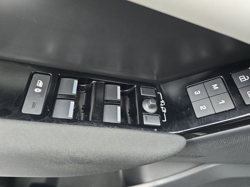 Used 2025 Land Rover Range Rover Velar Dynamic SE image 26