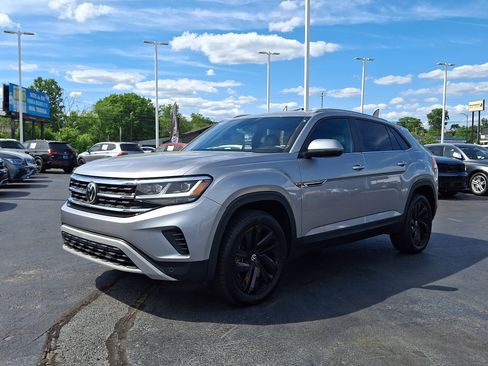 Certified 2022 Volkswagen Atlas Cross Sport SE w/ Black Wheel Package AWD/4WD image 3