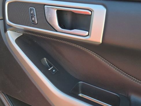 Used 2022 Ford Explorer XLT image 15