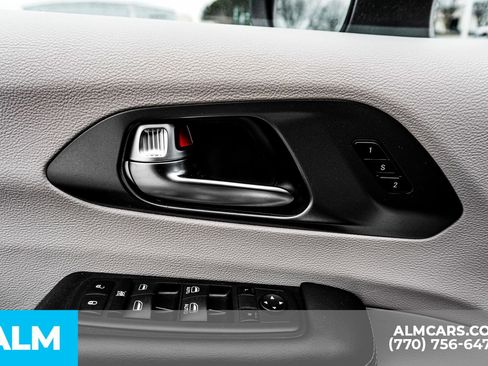 Used 2023 Chrysler Pacifica Touring-L image 53