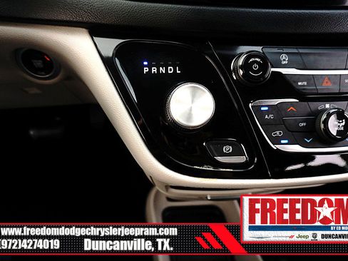 Used 2023 Chrysler Voyager LX image 25