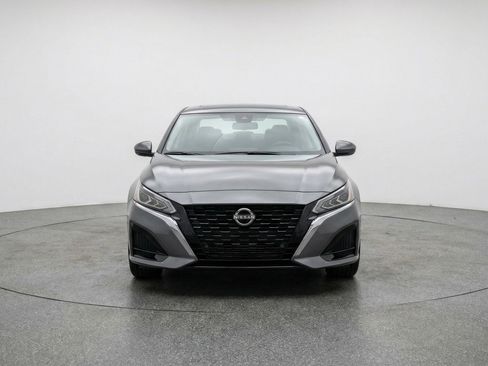 Used 2025 Nissan Altima 2.5 SV image 2
