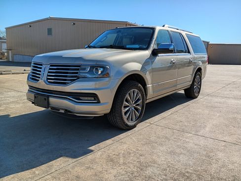 Used 2017 Lincoln Navigator L Select image 8