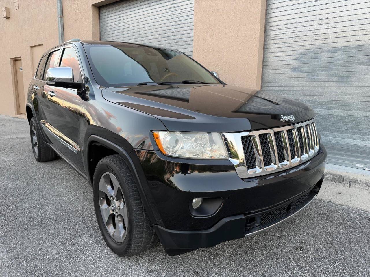 Used 2011 Jeep Grand Cherokee Overland AWD/4WD image 11