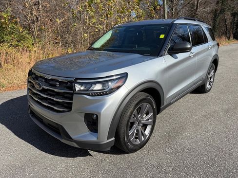 Used 2025 Ford Explorer Active w/ Active Comfort Package image 2