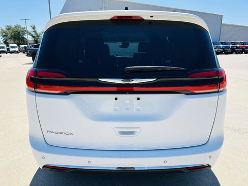 Used 2024 Chrysler Pacifica Touring-L FWD image 38