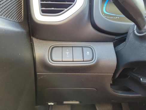 Used 2023 Hyundai Venue Limited image 24