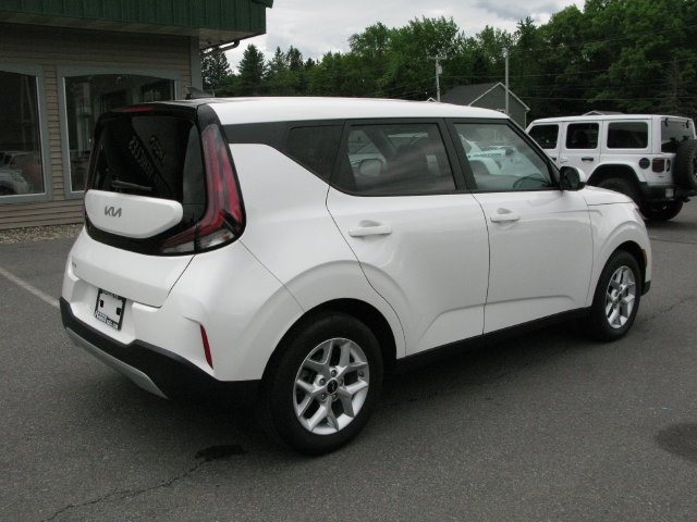 Used 2025 Kia Soul LX w/ LX Technology Package FWD image 4