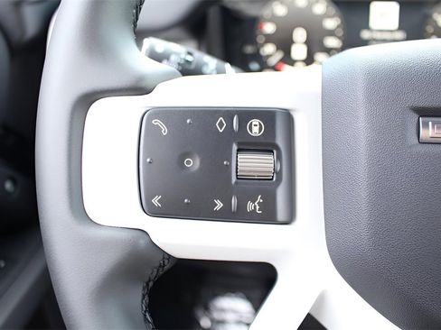 Used 2025 Land Rover Defender 110 S image 21