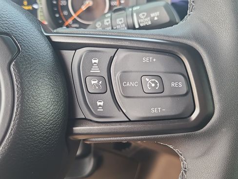 Used 2025 Jeep Wrangler Unlimited Rubicon AWD/4WD image 33