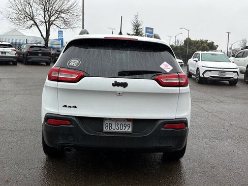 Used 2018 Jeep Cherokee Latitude w/ Altitude Package image 6