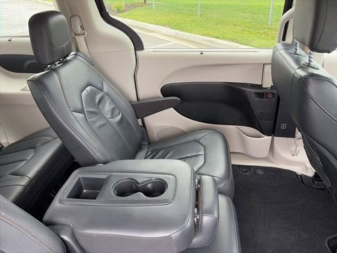 Used 2017 Chrysler Pacifica Touring-L w/ Tire & Wheel Group FWD image 36