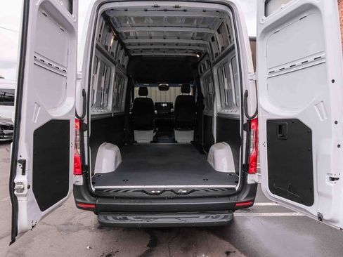 Used 2024 Mercedes-Benz Sprinter 2500 image 28
