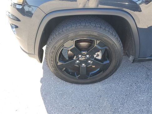 Used 2018 Jeep Grand Cherokee Laredo image 9