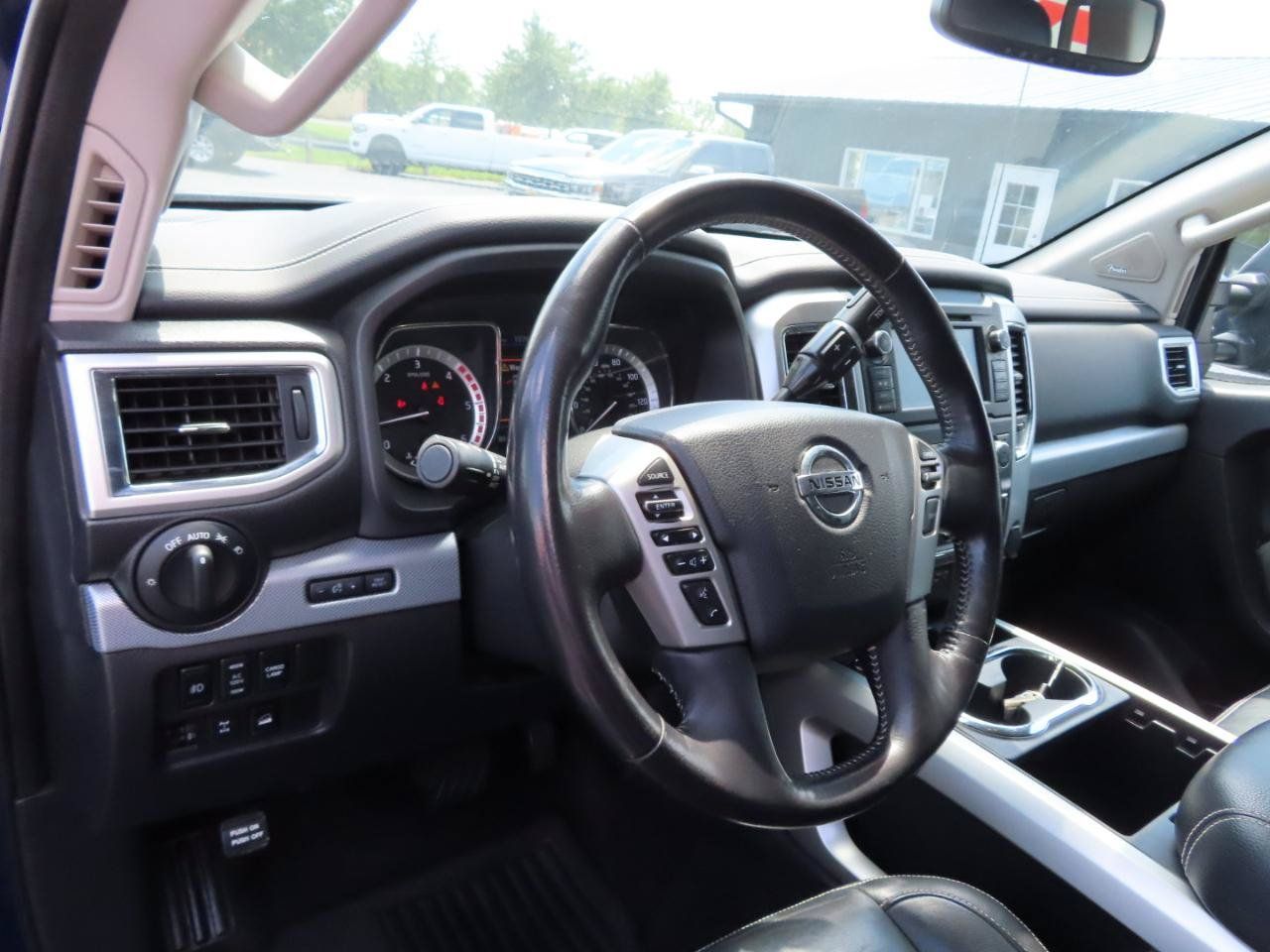 Used 2019 Nissan Titan PRO-4X w/ Pro-4x Convenience Package AWD/4WD image 32