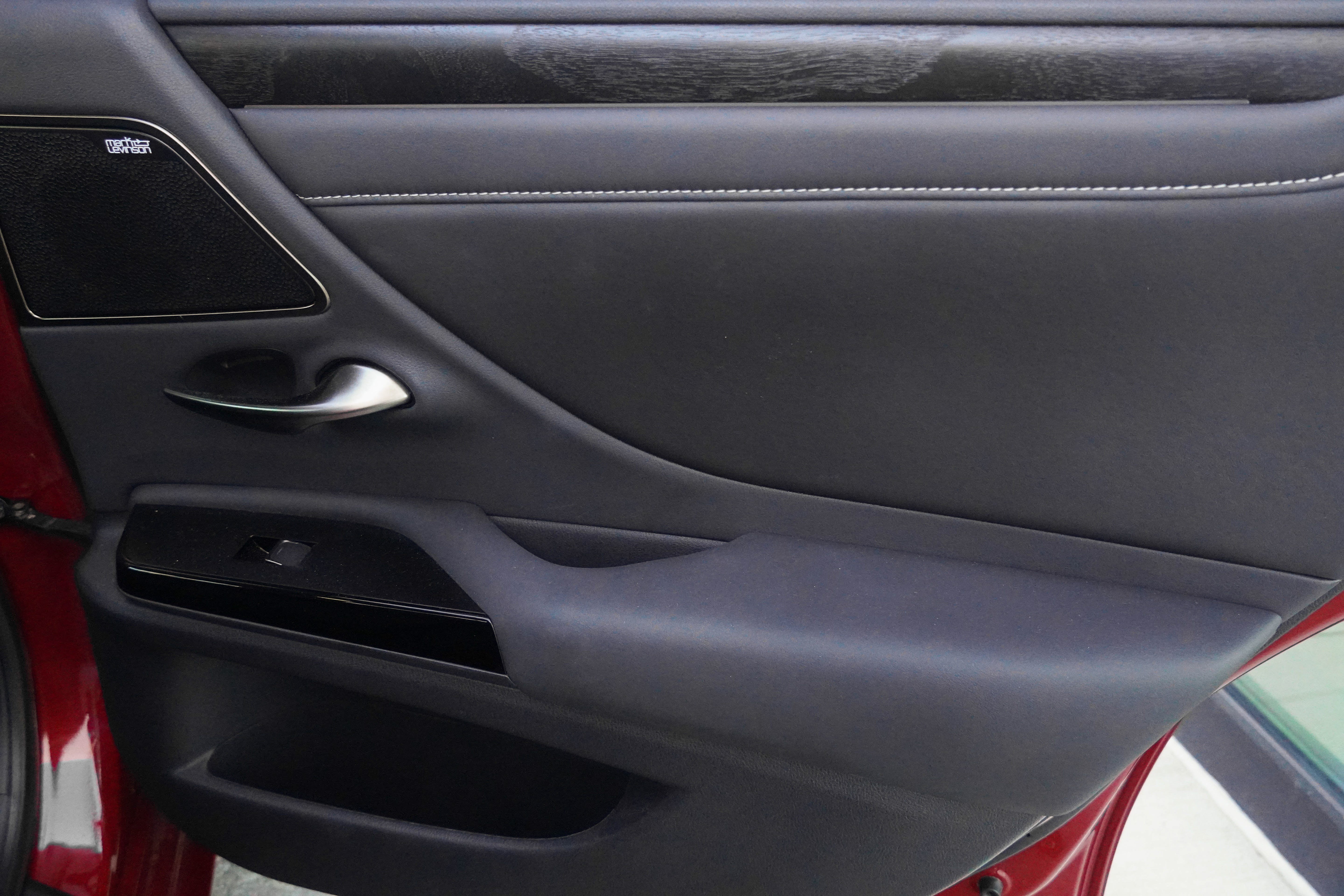 Used 2024 Lexus ES 300h Ultra Luxury w/ Accessory Package (Z2) FWD image 32