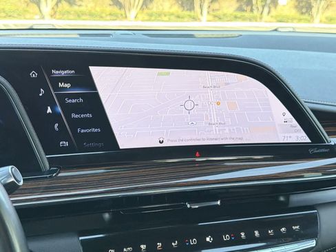 Used 2024 Cadillac Escalade Premium Luxury image 15