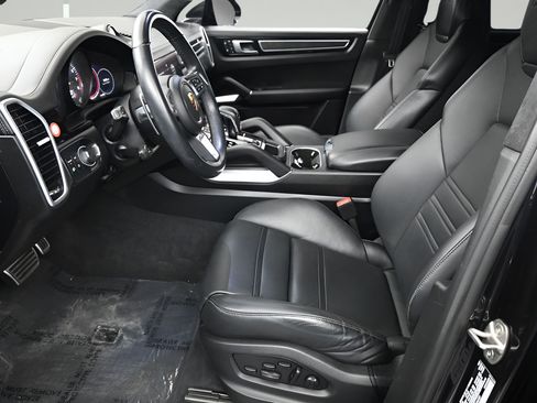 Certified 2022 Porsche Cayenne Turbo S AWD/4WD image 6