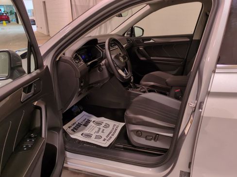 Used 2022 Volkswagen Tiguan SE image 16