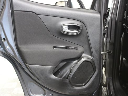 Used 2019 Jeep Renegade Latitude w/ Popular Equipment Group FWD image 12