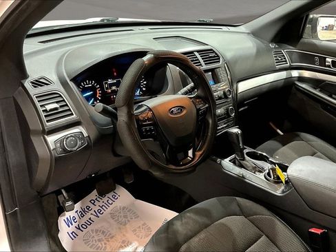 Used 2017 Ford Explorer XLT image 12