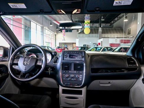 Used 2017 Dodge Grand Caravan SE image 24