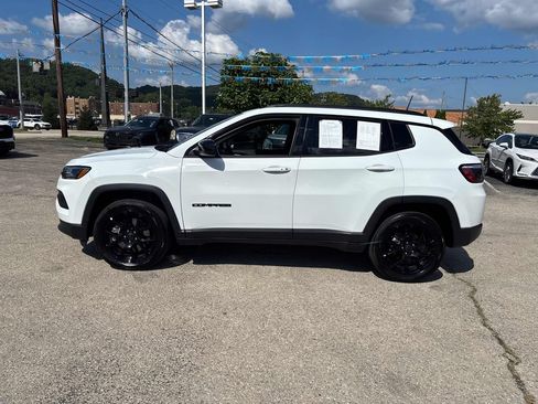 Used 2025 Jeep Compass Latitude w/ Convenience Group AWD/4WD image 2