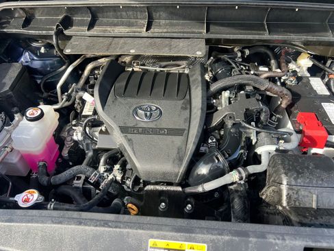 Used 2025 Toyota Highlander LE FWD image 34