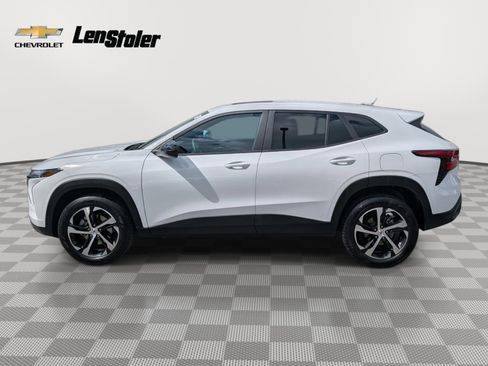Used 2025 Chevrolet Trax RS w/ Sunroof Package FWD image 2