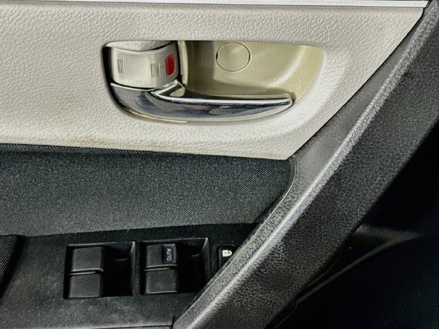 Used 2018 Toyota Corolla LE FWD image 20