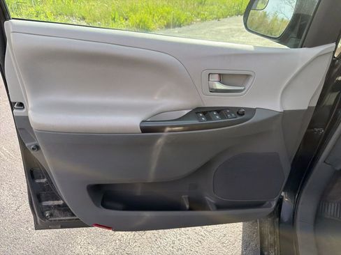 Used 2015 Toyota Sienna LE FWD image 11